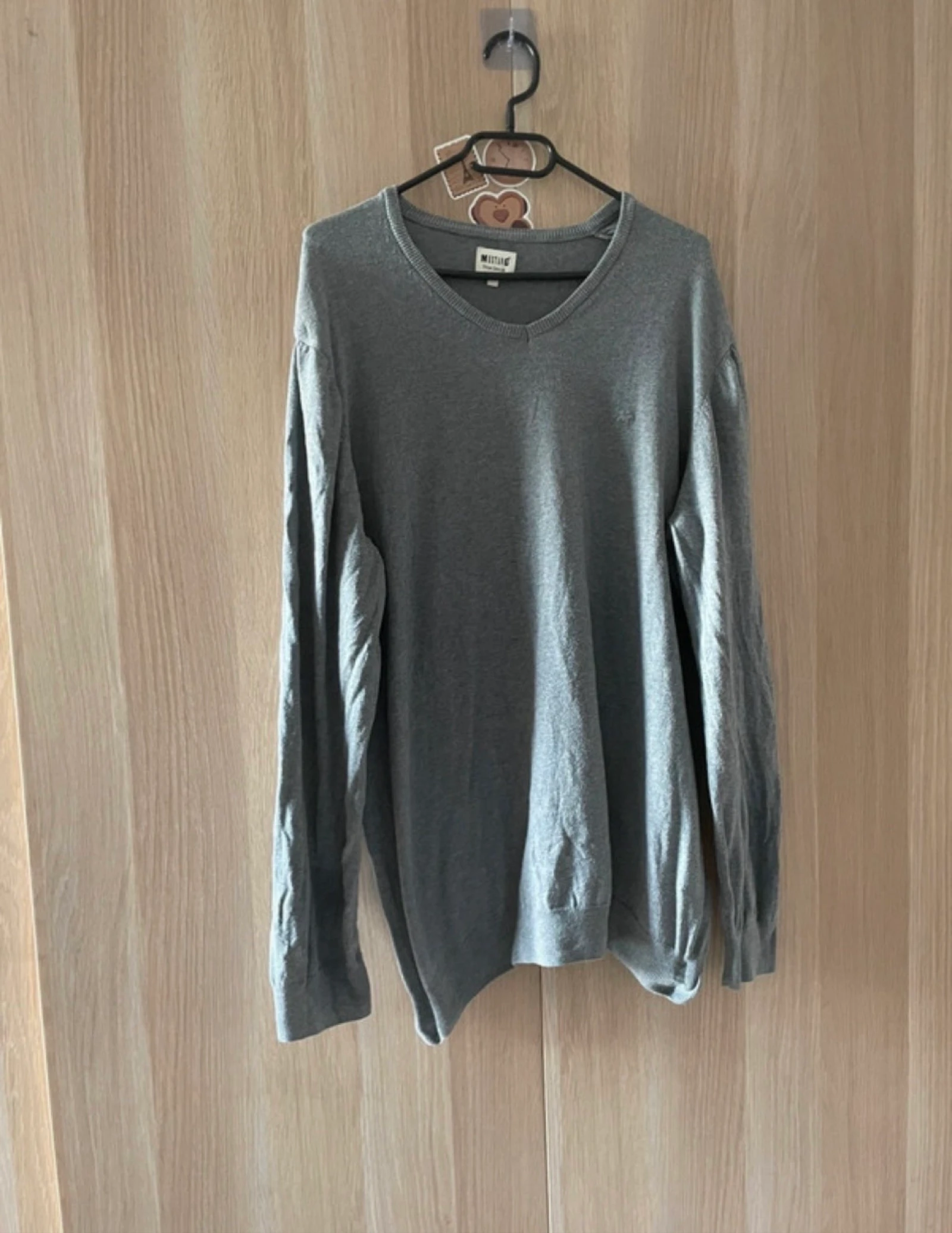 Pull mustang gris 